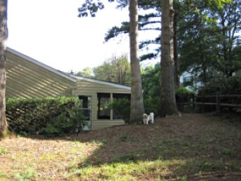 A few of the side yard with the screened in porch. 