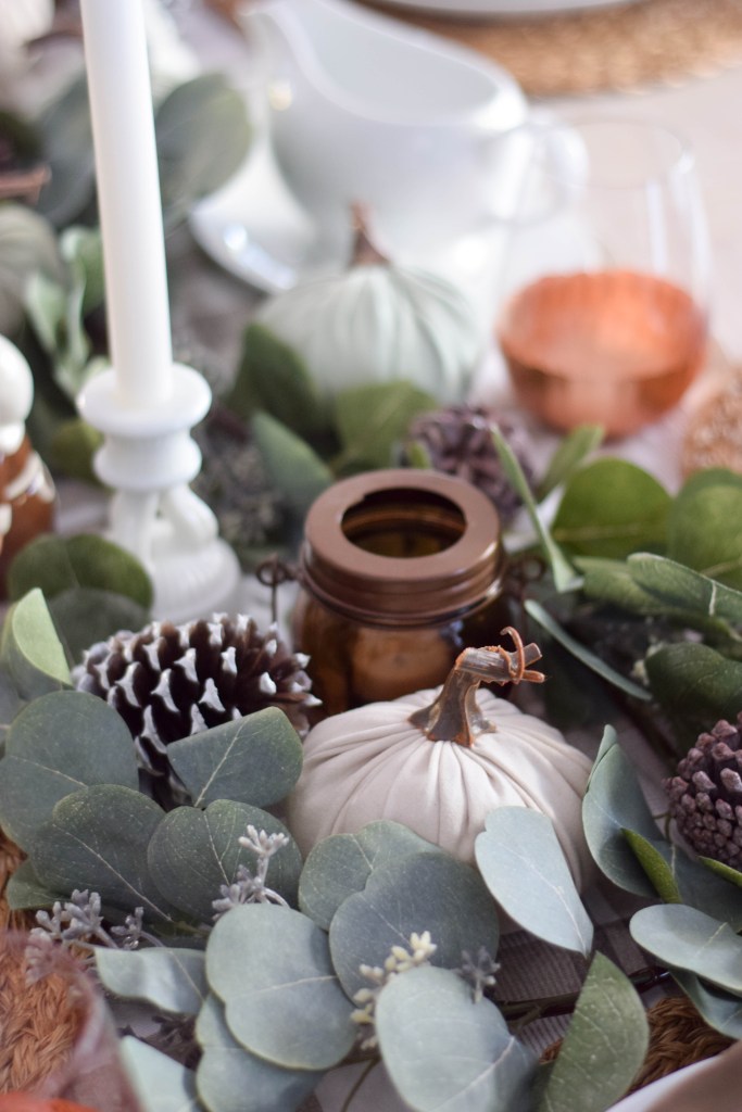 Natural Thanksgiving Tablescape #thanksgiving #tablescape #thanksgivingtable #cetnerpiece #farmhousedecor