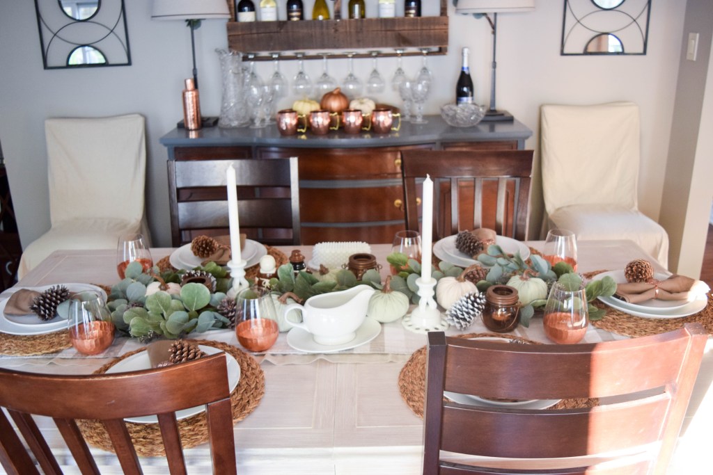 Natural Thanksgiving Tablescape #thanksgiving #tablescape #thanksgivingtable #cetnerpiece #farmhousedecor