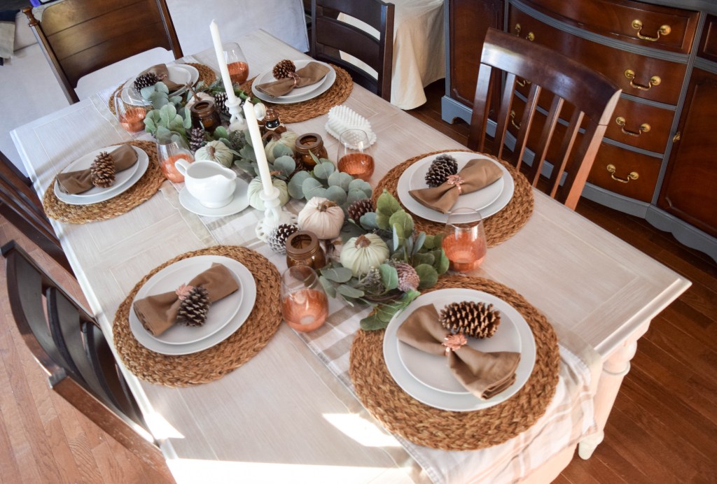 Natural Thanksgiving Tablescape #thanksgiving #tablescape #thanksgivingtable #cetnerpiece #farmhousedecor