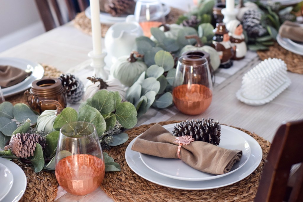 Natural Thanksgiving Tablescape #thanksgiving #tablescape #thanksgivingtable #cetnerpiece #farmhousedecor